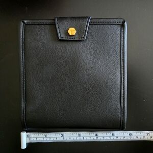 Linsey Albanese travel holder